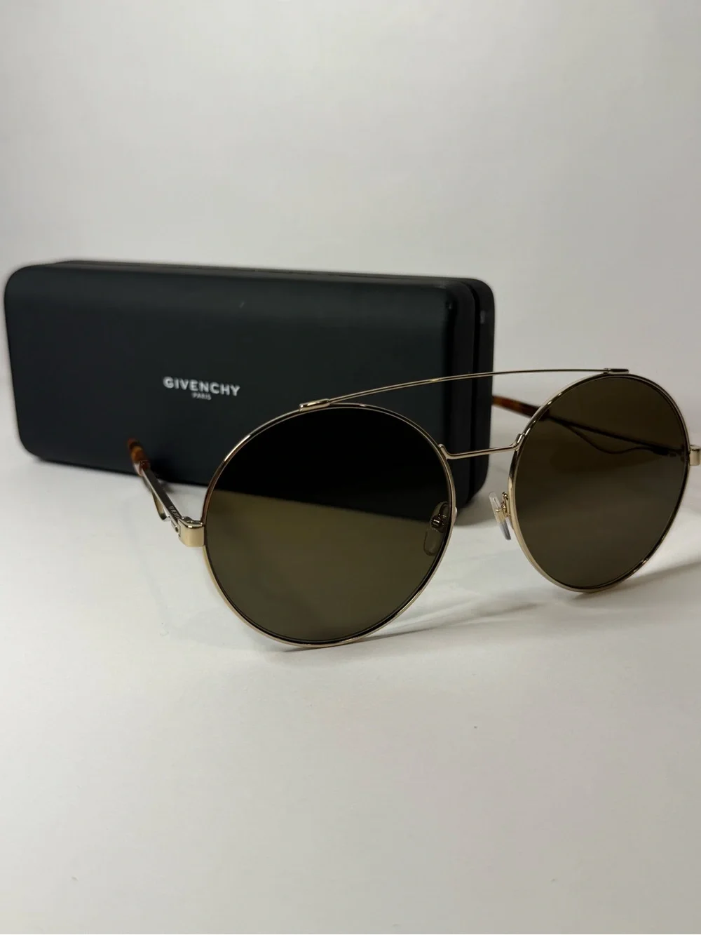 Givenchy classic round